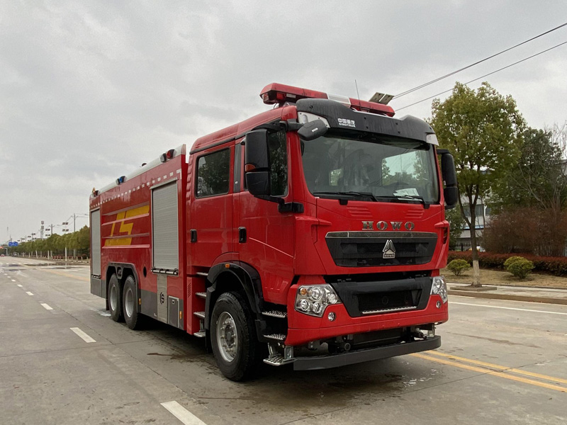 重汽豪沃18吨水罐消防车