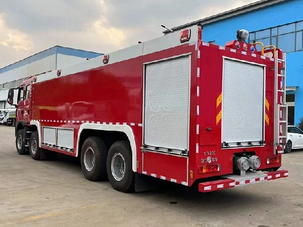 重汽豪沃25吨水罐消防车