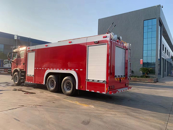 重汽豪沃12吨水罐消防车