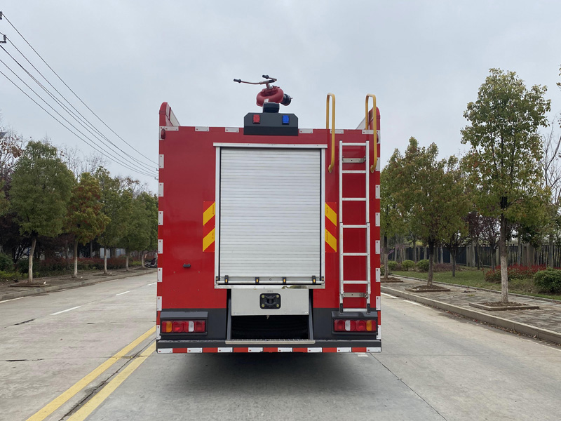 重汽豪沃18吨水罐消防车