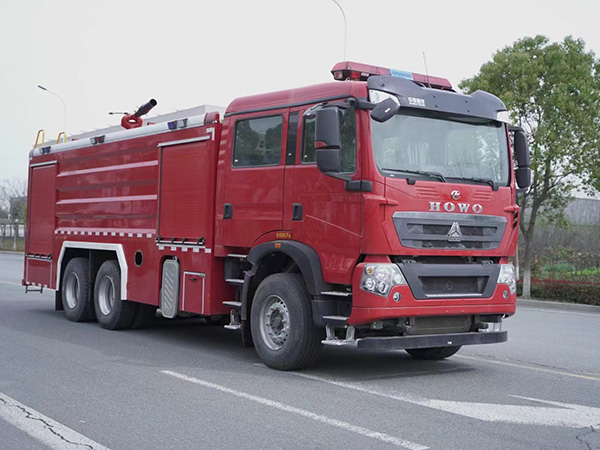 重汽豪沃12吨水罐消防车