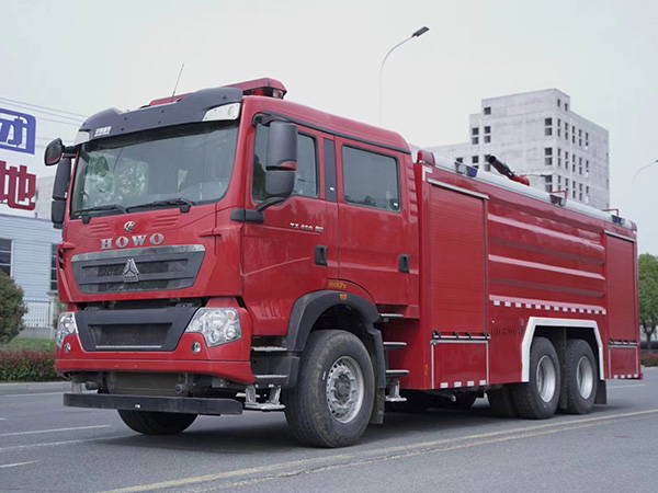 重汽豪沃12吨水罐消防车