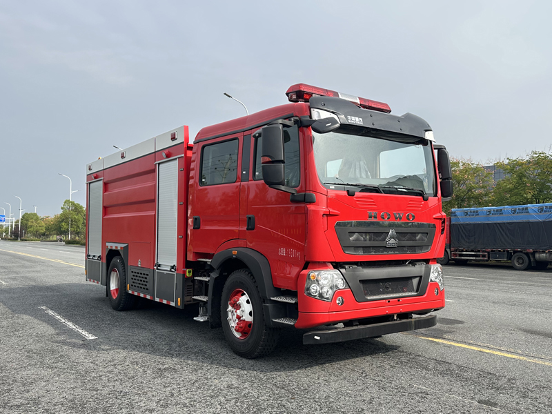 重汽豪沃8吨水罐消防车
