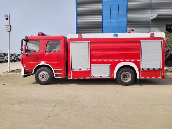 东风华神8吨水罐消防车