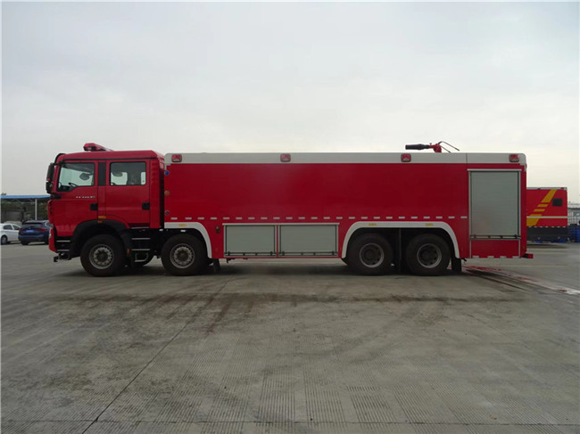 重汽豪沃25m³泡沫消防车