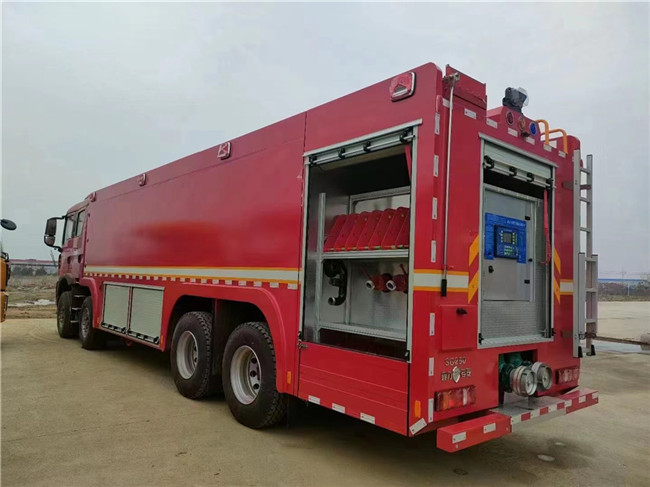 重汽豪沃25m³泡沫消防车