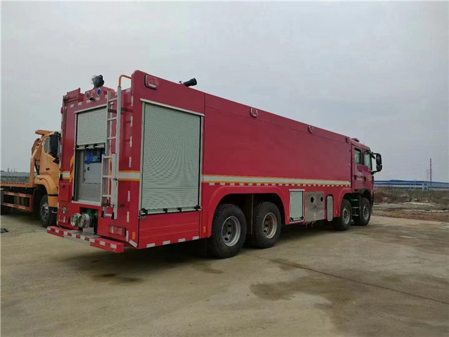 重汽豪沃25m³泡沫消防车
