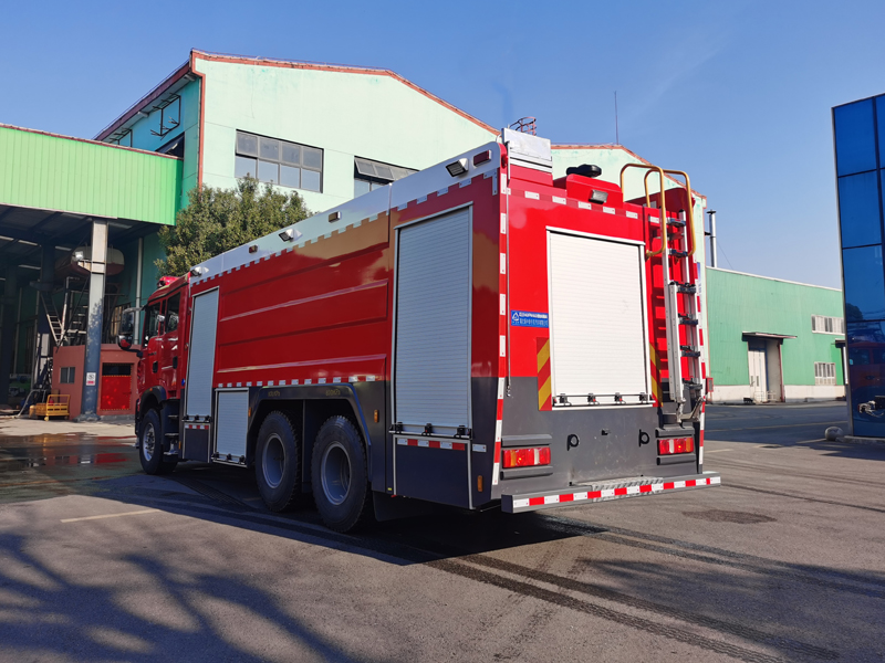 重汽豪沃17m³泡沫消防车