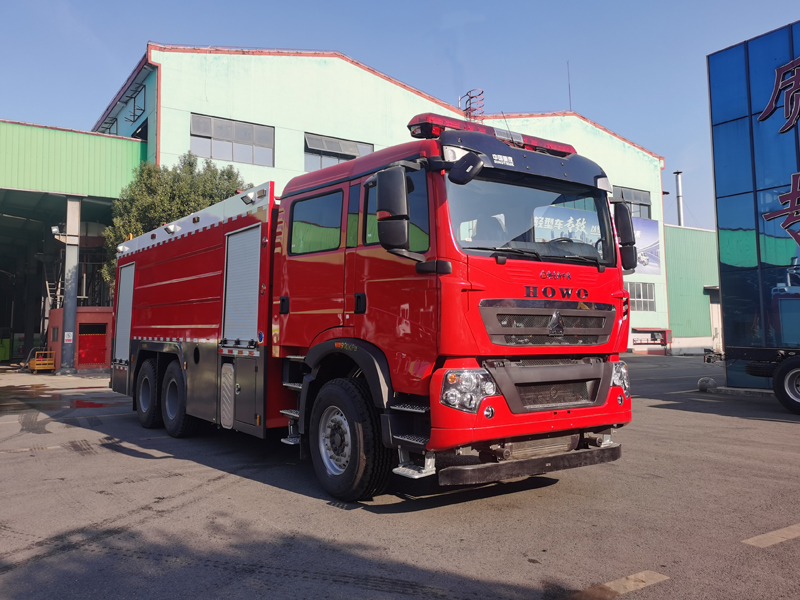 重汽豪沃17m³泡沫消防车