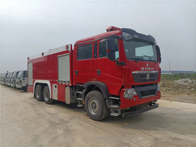 重汽豪沃18m³泡沫消防车