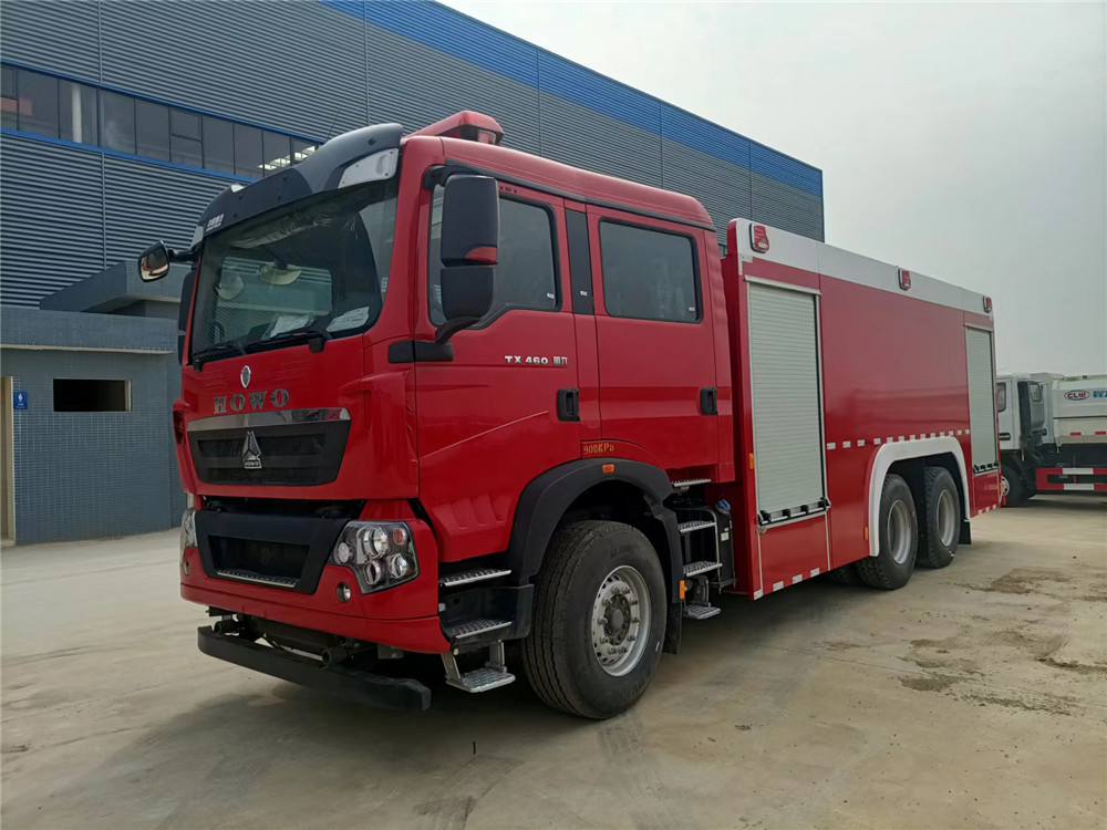 重汽豪沃18m³泡沫消防车