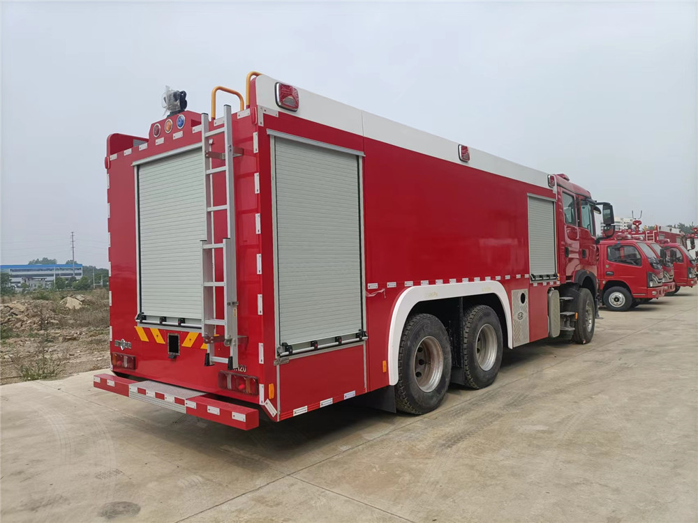 重汽豪沃18m³泡沫消防车