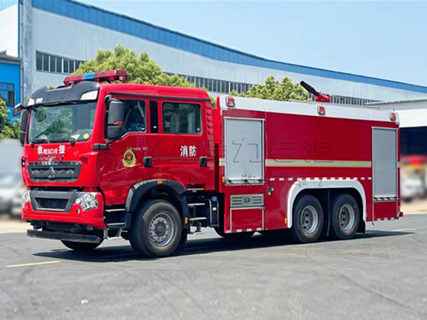重汽豪沃12m³泡沫消防车