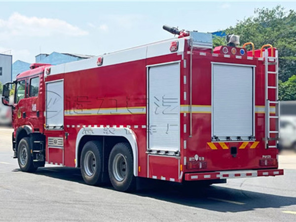 重汽豪沃12m³泡沫消防车