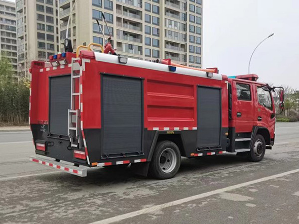 东风多利卡5m³泡沫消防车