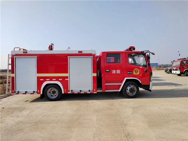 东风多利卡4m³泡沫消防车