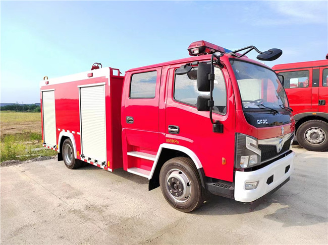 东风多利卡4m³泡沫消防车