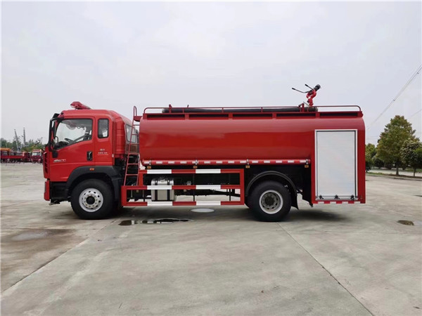重汽豪沃11吨消防洒水车