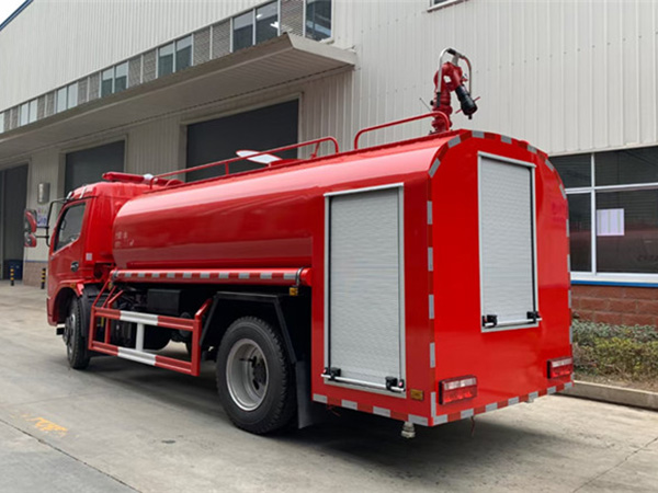 东风多利卡7吨消防洒水车