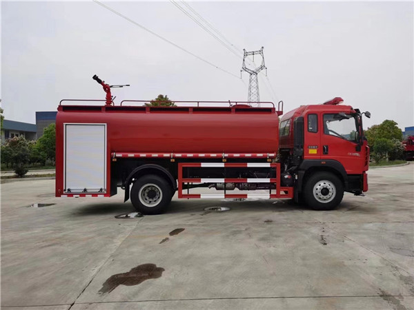 重汽豪沃11吨消防洒水车