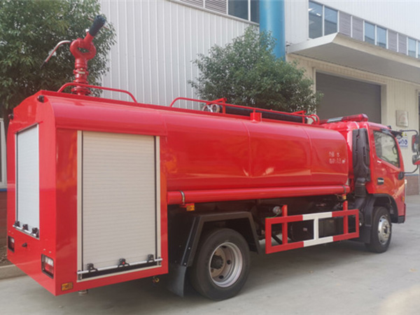 东风多利卡7吨消防洒水车