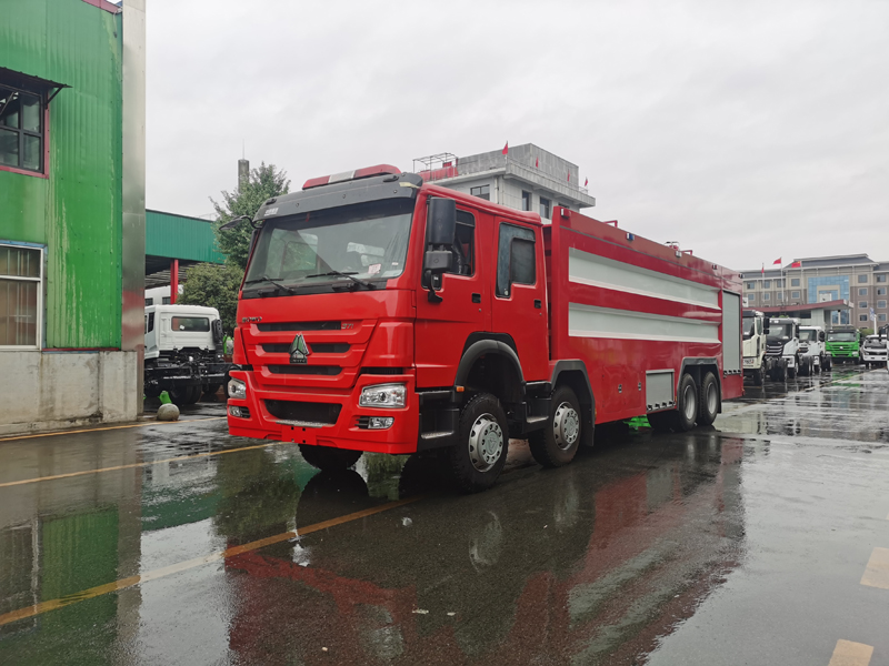 国三重汽豪沃25吨水罐消防车