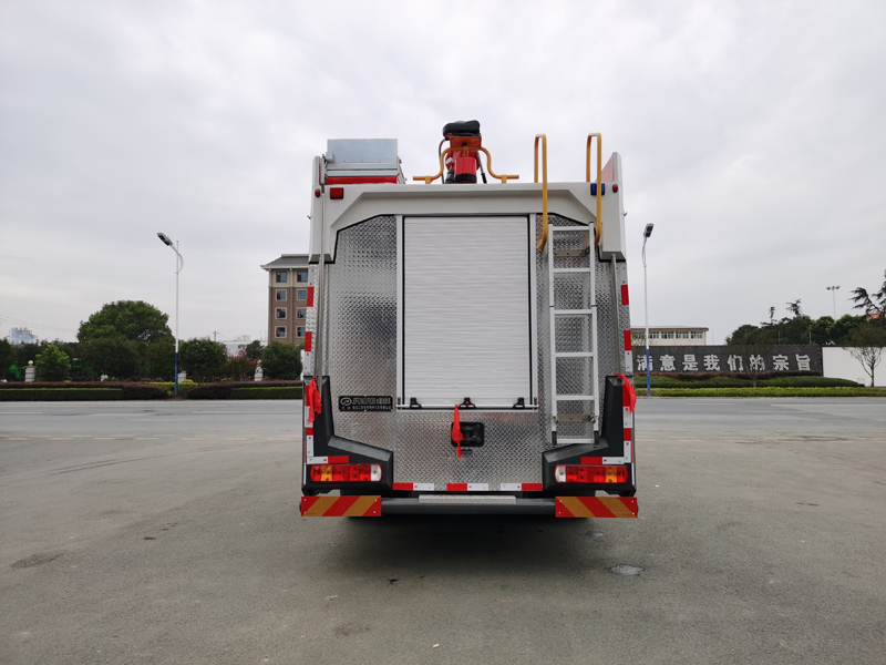 重汽豪沃8吨水罐消防车