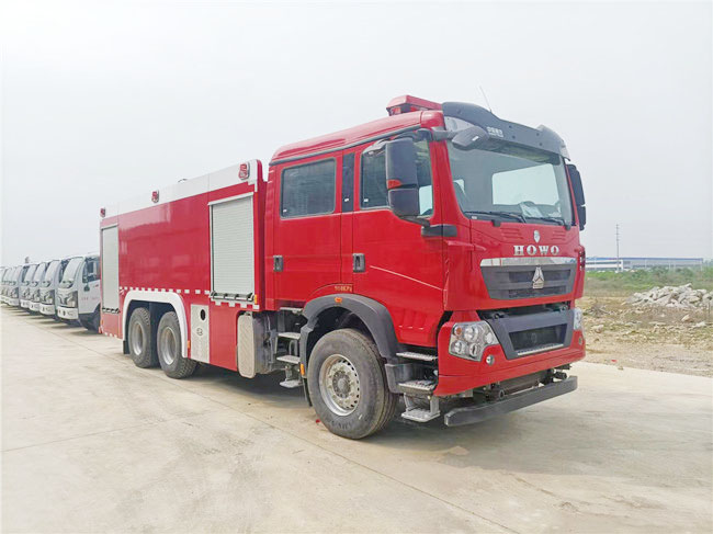 重汽汕德卡7.5m3压缩空气泡沫消防车