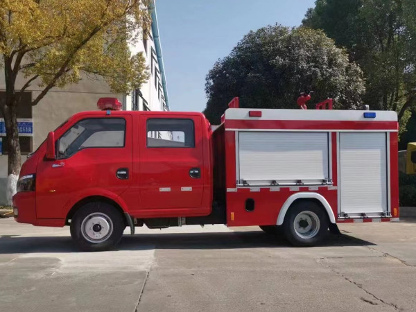 蓝牌东风途逸1吨水罐消防车