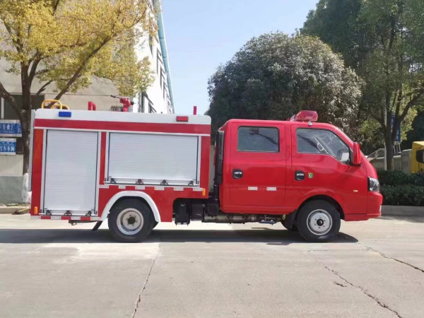 蓝牌东风途逸1吨水罐消防车