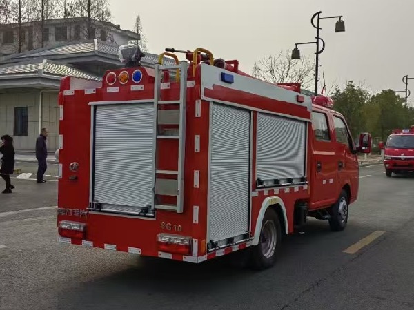 蓝牌东风途逸1吨水罐消防车