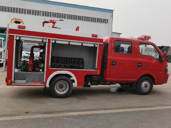蓝牌东风途逸1吨水罐消防车
