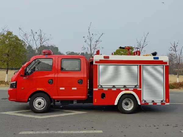 蓝牌东风途逸1吨水罐消防车