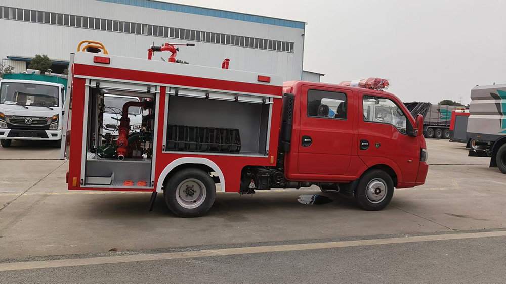 蓝牌东风途逸1吨水罐消防车