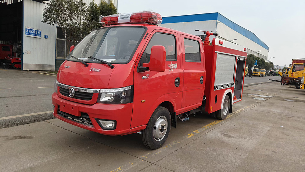 蓝牌东风途逸1吨水罐消防车