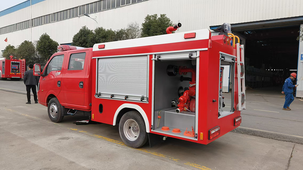 蓝牌东风途逸1吨水罐消防车