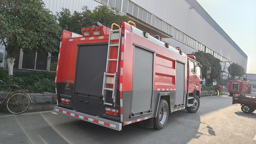 东风多利卡5吨水罐消防车