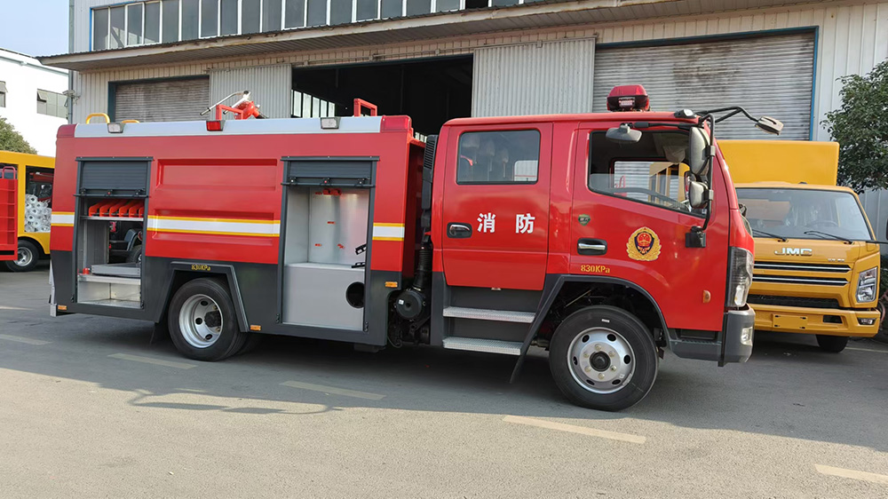 东风多利卡5吨水罐消防车