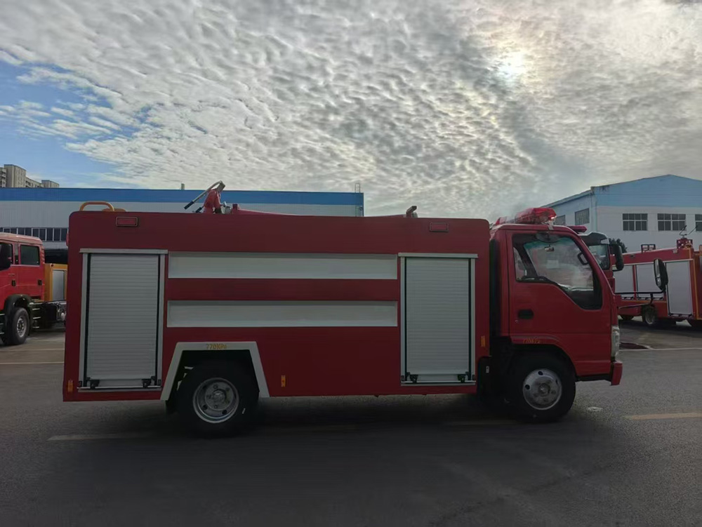 庆铃五十铃3.5吨水罐消防车
