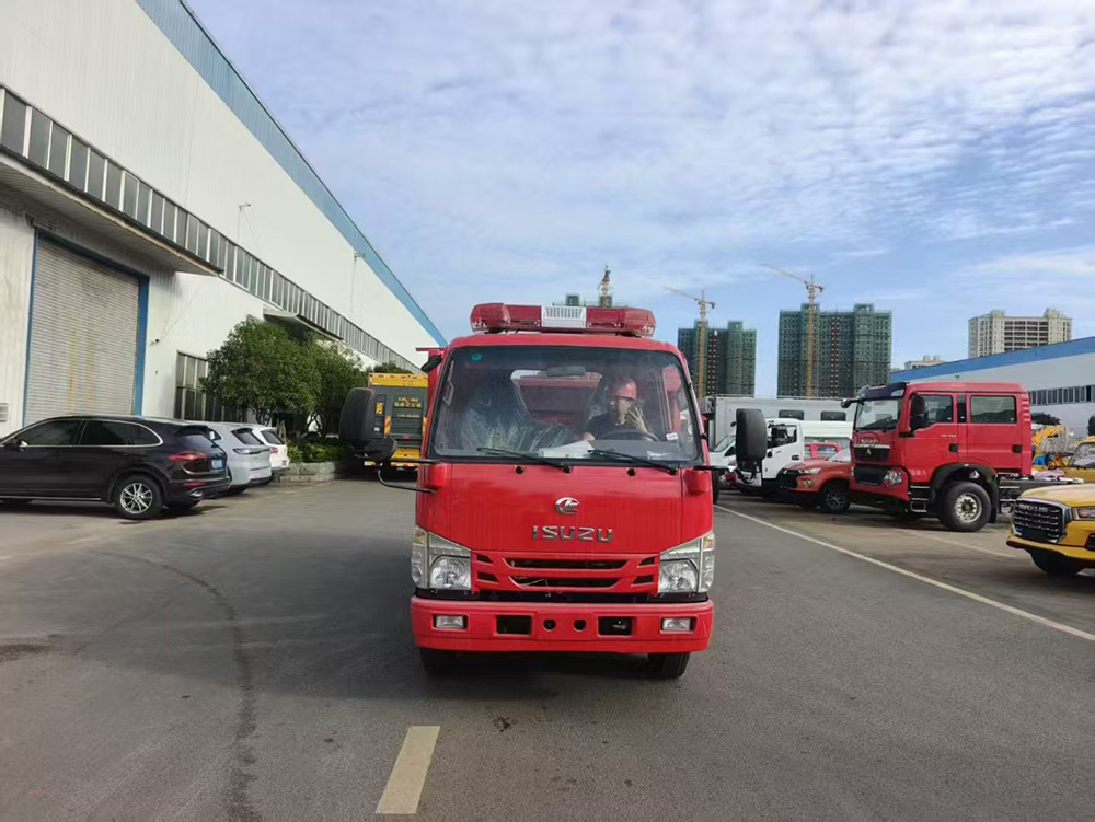 庆铃五十铃3.5吨水罐消防车