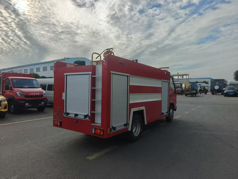 庆铃五十铃3.5吨水罐消防车