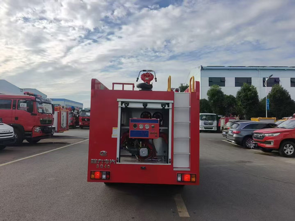 庆铃五十铃3.5吨水罐消防车